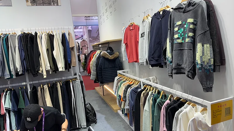Các nhà sản xuất hàng may mặc có thể giảm độ trễ sản xuất và áp lực tồn kho bằng cách nào?