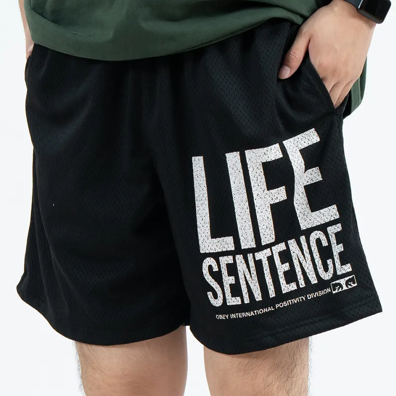 Quần short lưới nhanh khô thoáng khí màu đen có họa tiết chữ lớn màu trắng Quần short lưới nhanh khô thoáng khí màu đen có họa tiết chữ lớn màu trắng
