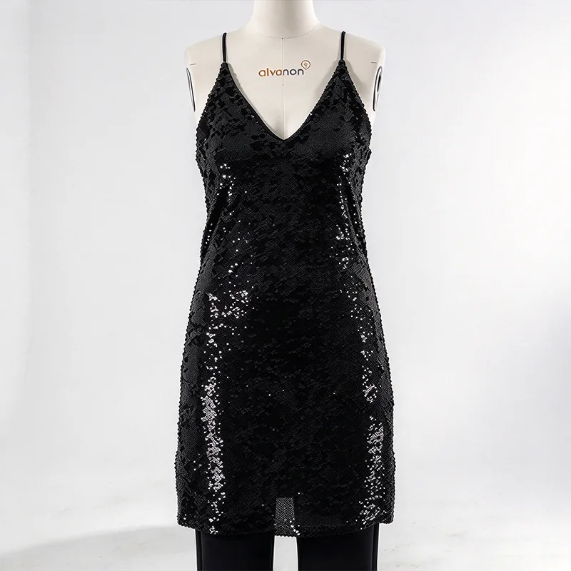 Váy ngắn sequin màu đen có cổ chữ V và dây đeo thon gọn Váy ngắn sequin màu đen có cổ chữ V và dây đeo thon gọn
